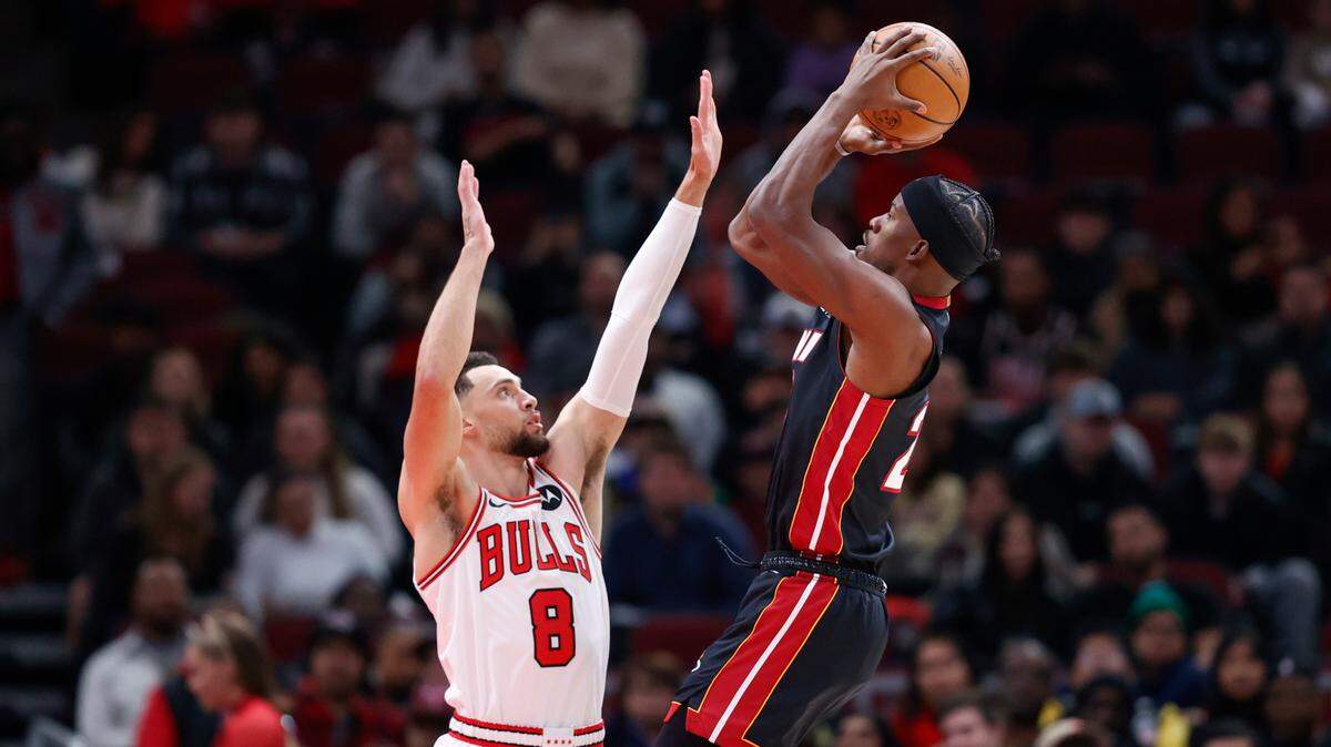 El jugador del Heat de Miami Jimmy Butler tira al aro ante la marca de Zach LaVine, de los Bulls, en el partido celebrado el 20 de noviembre de 2023 en Chicago.