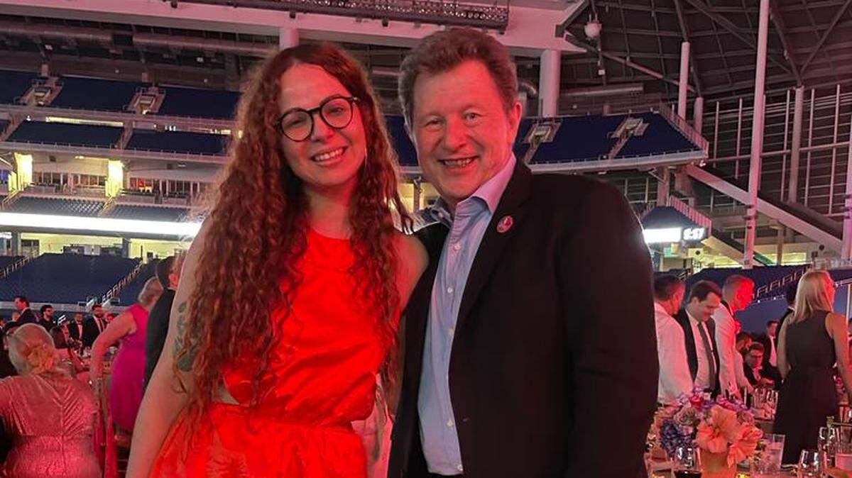 Carla Colomé junto a Roberto Salinas, en la ceremonia de entrega del Premio Internacional de Periodismo Joven Cátedra Vargas Llosa-Atlas Network.