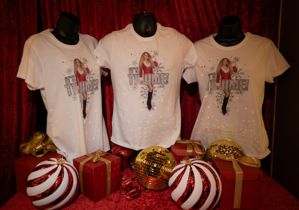 Hay artículos a la venta en el Bar Navideño de Mariah Carey, dentro del Hotel Freehand de Miami Beach.