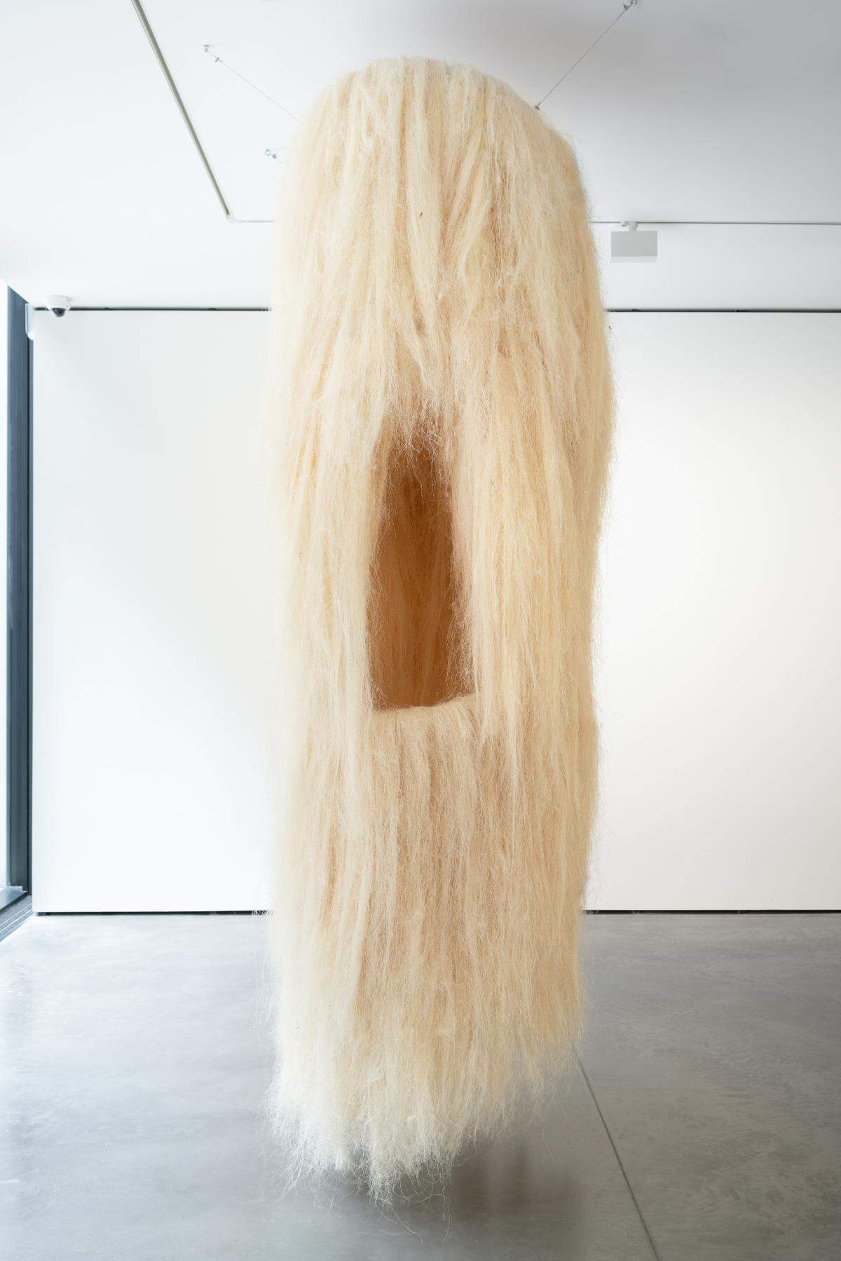 “Sisal #1”, 2021, de Kapwani Kiwanga. Fibra de sisal sobre anillos ovalados de acero dulce con cinco puntos para colgar. Dimensiones variables
