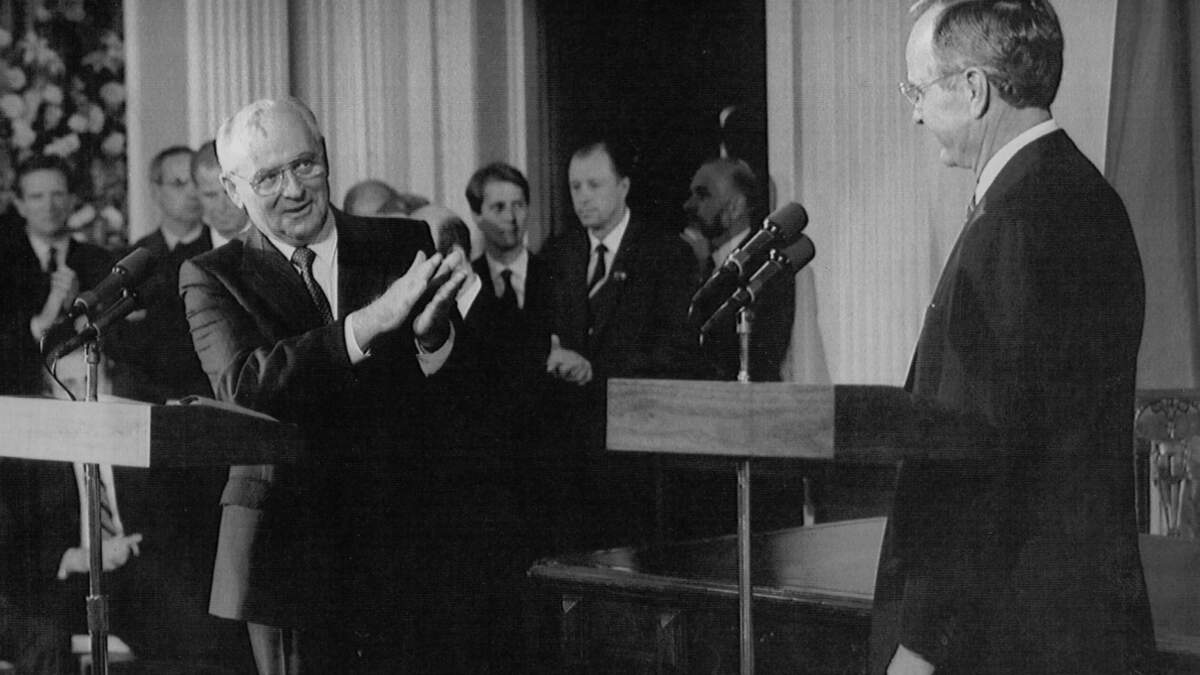 Mikhail Gorbachev, líder soviético, aplaude al presidente George H.W. Bush durante una reunión en Washington en 1990.