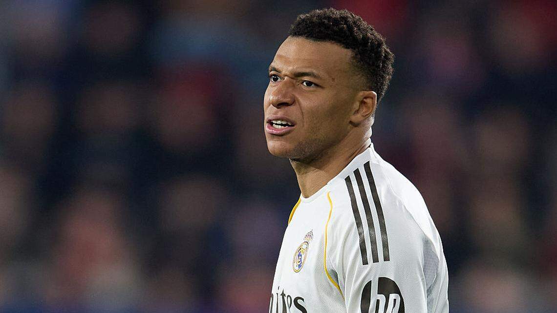 El Real Madrid confirmó este lunes que su delantero Kylian Mbappé sufre un esguince en la rodilla izquierda, después de que el francés se sometiese a pruebas diagnósticas en París.