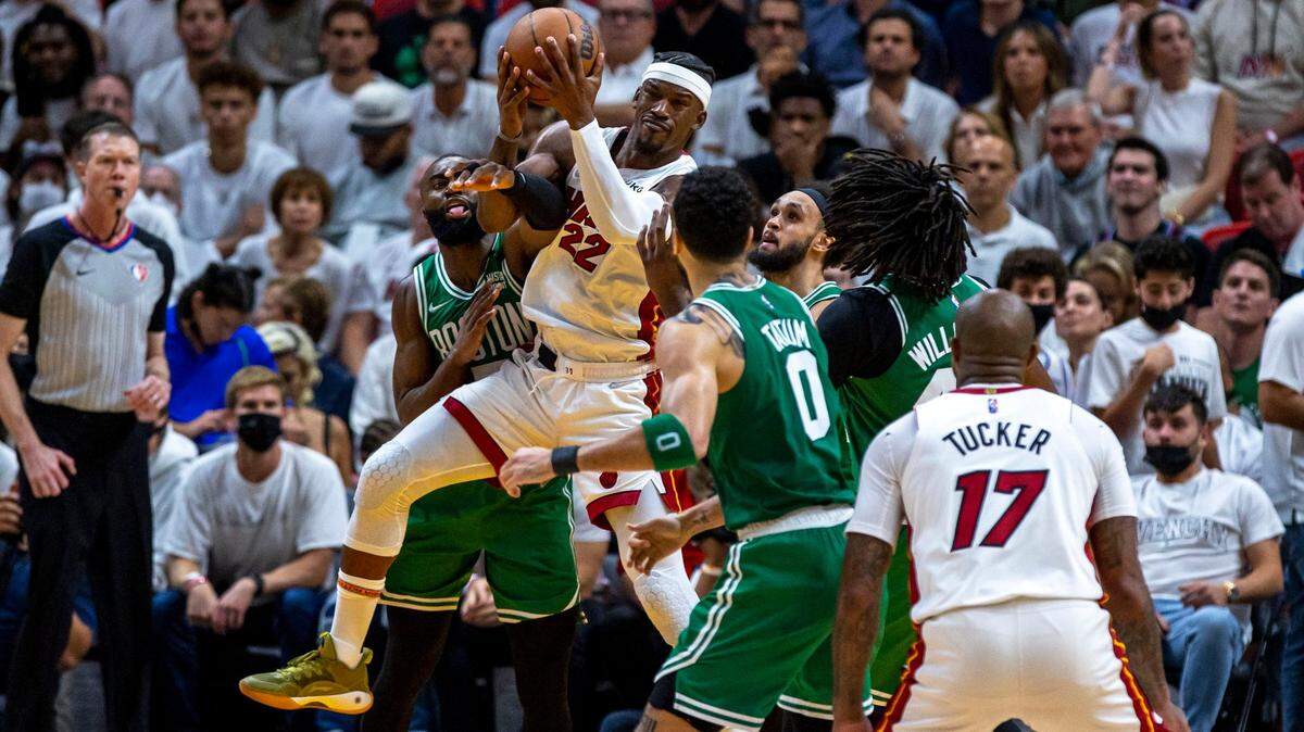 El alero del Miami Heat, Jimmy Butler (22), intenta una jugada marcado por los jugadores de los Boston Celtics, Jaylen Brown (7) y Jason Tatum (0), durante el tercer cuarto del Juego 1 de la serie de Finales de la Conferencia Este de la NBA en FTX Arena en Miami, Florida, el martes 17 de mayo. 2022.
