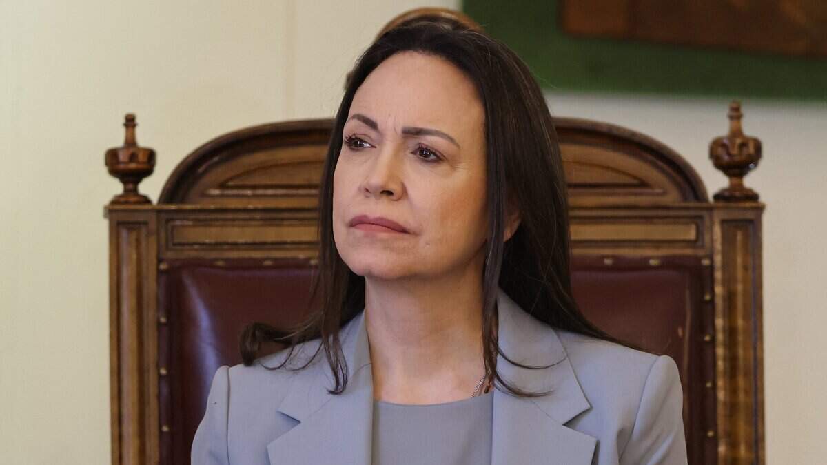 La líder opositora venezolana María Corina Machado observa antes de recibir la llave de la ciudad en el ayuntamiento en Santiago el 12 de marzo de 2026.