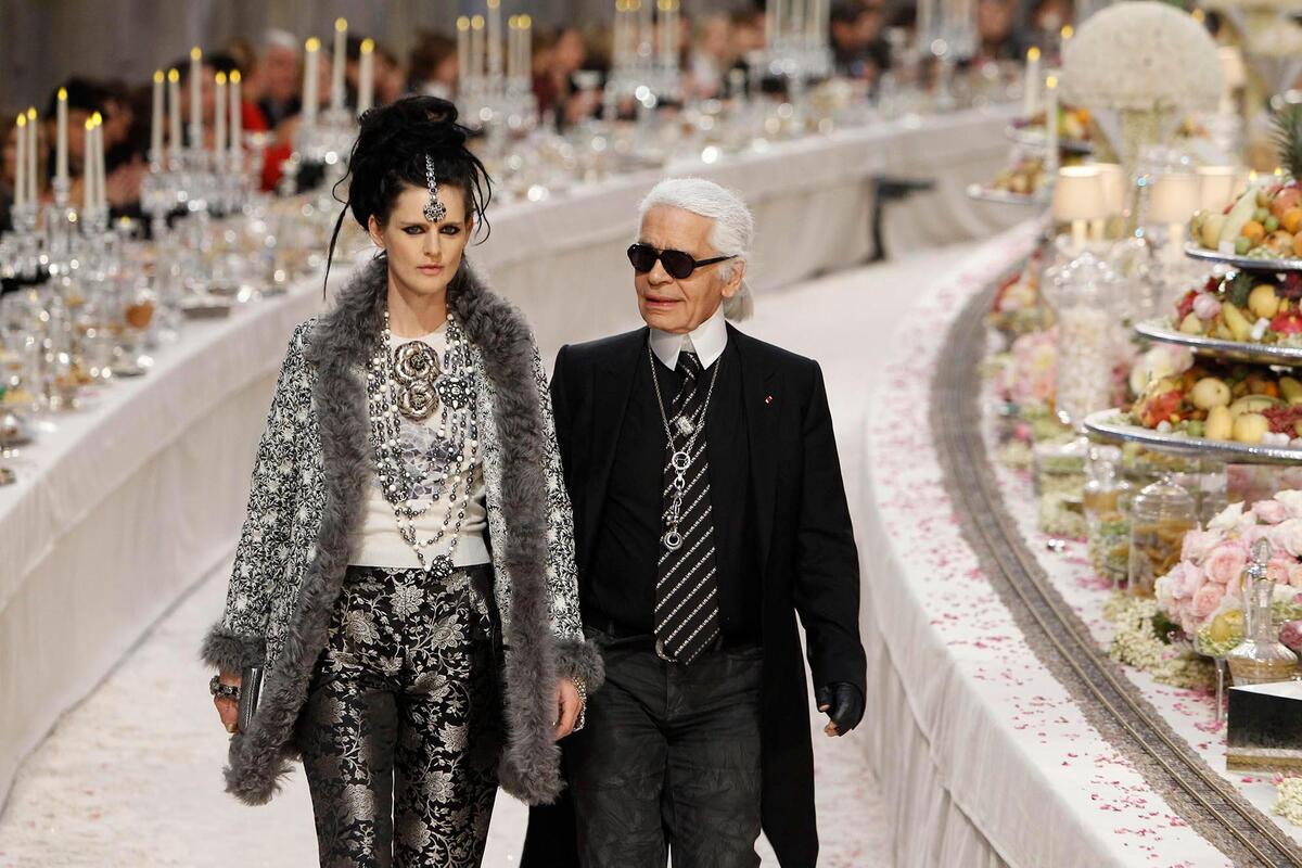 Stella Tennant en un desfile de Chanel con el diseñador Karl Lagerfeld, en Paris, en el 2011.