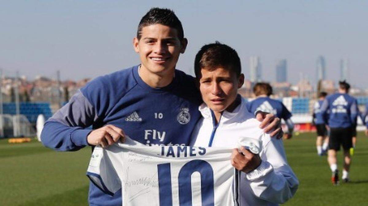 El joven colombiano Johan Alexis Ramírez Castro, que ayudó en las labores de rescate en la tragedia aérea que diezmó al Chapecoense brasileño en noviembre pasado, visitó este lunes al Real Madrid donde conoció a sus jugadores, especialmente a su compatriota James Rodríguez.