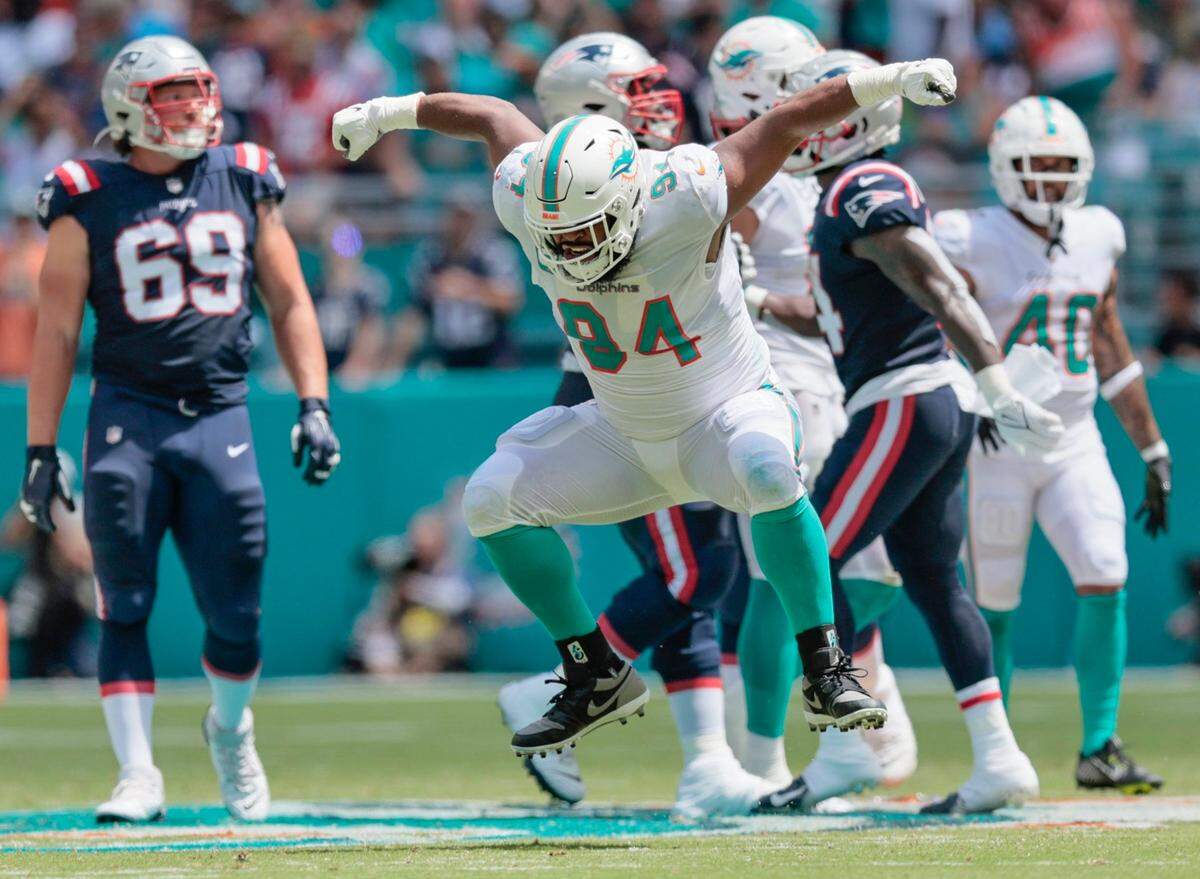 El defensive tackle de los Dolphins Christian Wilkins (94) reacciona tras derribar al wide receiver de los Patriots Ty Montgomery, en el primer cuarto del partido celebrado el 11 de septiembre de 2022 en el Hard Rock Stadium en Miami Gardens, Florida.