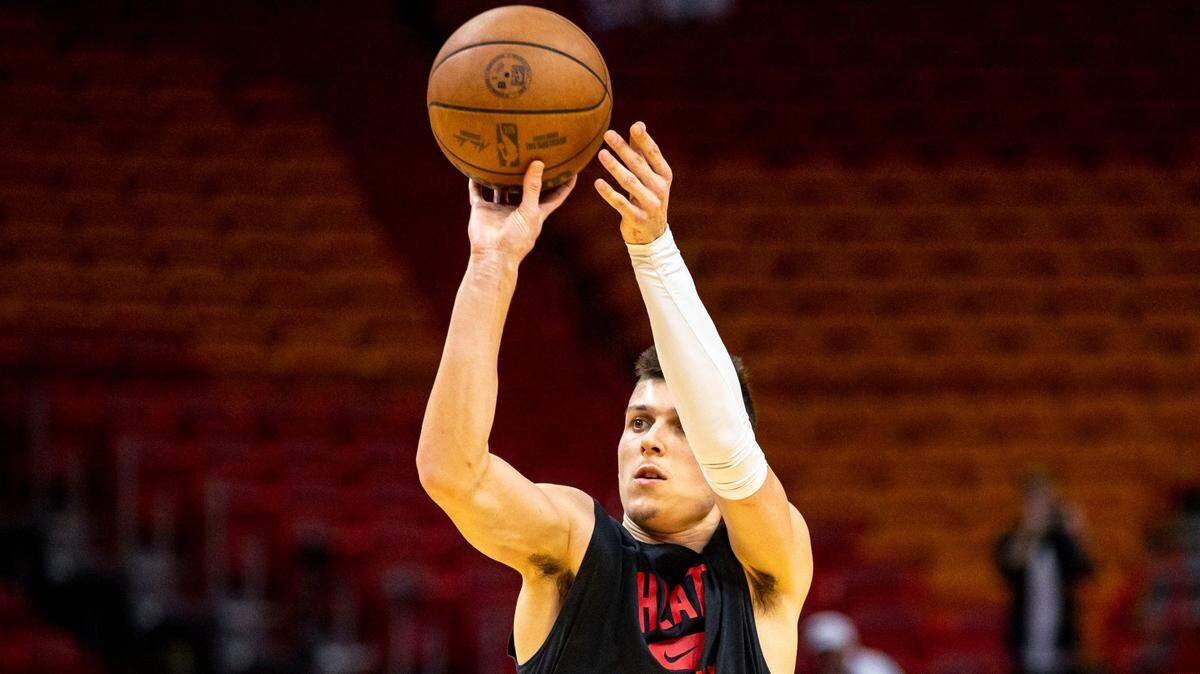 El escolta del Heat Tyler Herro tira al aro en la práctica antes del partido ante los Celtics de Boston, el 29 de mayo de 2022 en Miami.