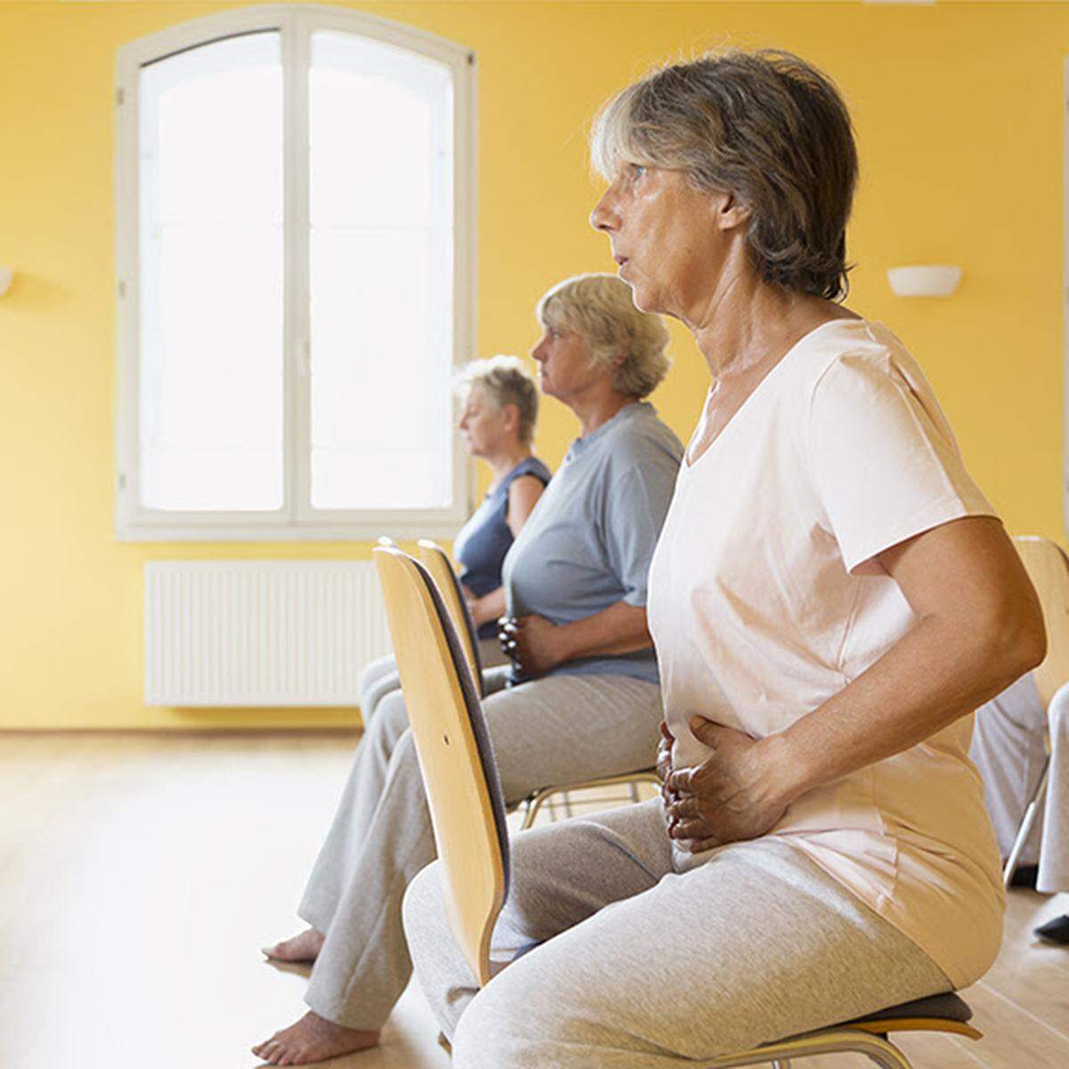 Yoga en silla es una excelente manera para que los adultos mayores mejoren su equilibrio, aumenten la flexibilidad, protejan las articulaciones y reduzcan el estrés.