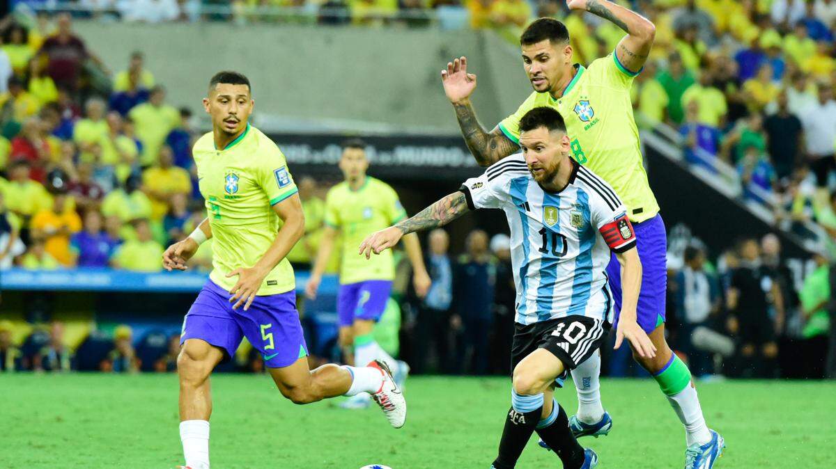 El delantero de Argentina Lionel Messi conduce el balón ante la defensa de Brasil, en el partido de la eliminatoria mundialista celebrado el 21 de noviembre de 2023 en el Estadio Maracaná de Río de Janeiro.