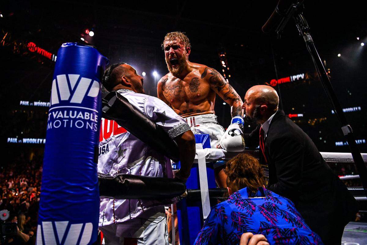  Jake Paul celebra tras derrotar al excampeón de la UFC Tyron Woodley en una pelea de boxeo efectuada el 18 de diciembre de 2021 en Tampa, Florida.