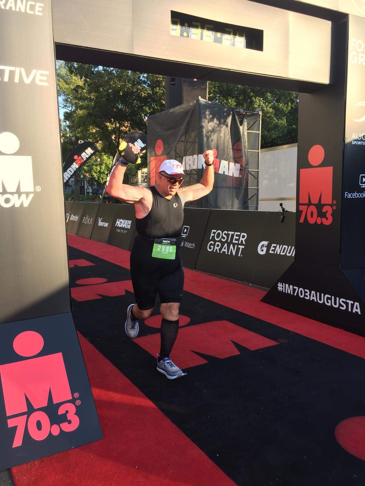 Mario Farnesi cruza la recta final durante un medio Ironman en Augusta, Georgia. El maratón consiste en nadar 1.2 millas, una carrera en bicicleta de 56 millas y un carrera de 13.1 millas.