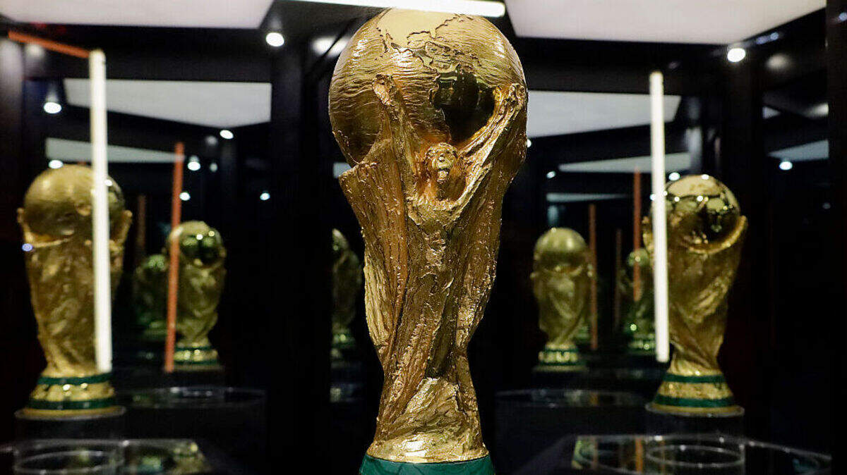 Vista de la versión original del trofeo de la Copa Mundial de 2026 en Utopia Mixiuhca, en la Ciudad de México, México, el 5 de junio de 2026.