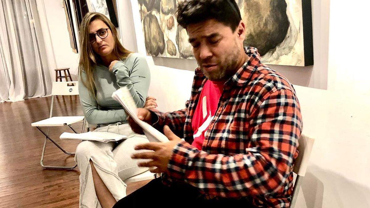 La actriz Shai Pineau y el actor Boris Roa encarnan a Ella y El en “El Sueño Americano”, cuyo estreno abre el ciclo de teatro en la Casona del Miami Hispanic Cultural Arts Center.