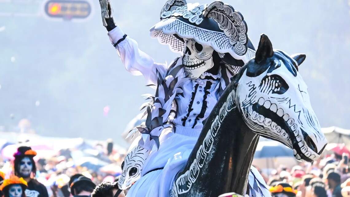 Cómo sobreviven las catrinas y los altares de muertos a Halloween y TikTok sin perder su identidad