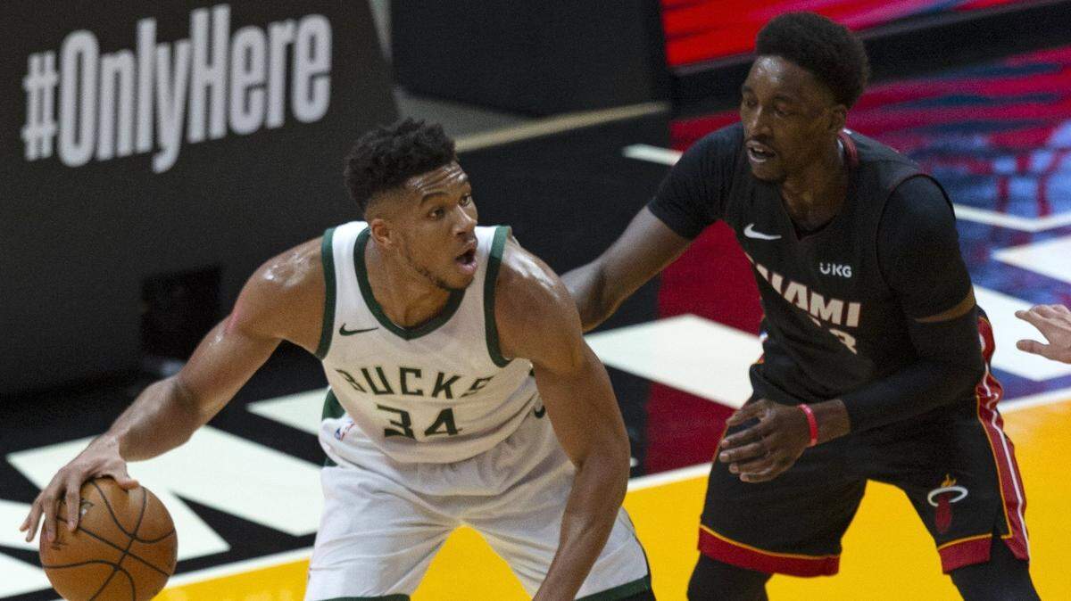 El centro del Heat Bam Adebayo (13) marca al delantero de los Bucks Giannis Antetokounmpo (34) el 29 de diciembre de 2020 en el AmericanAirlines Arena.
