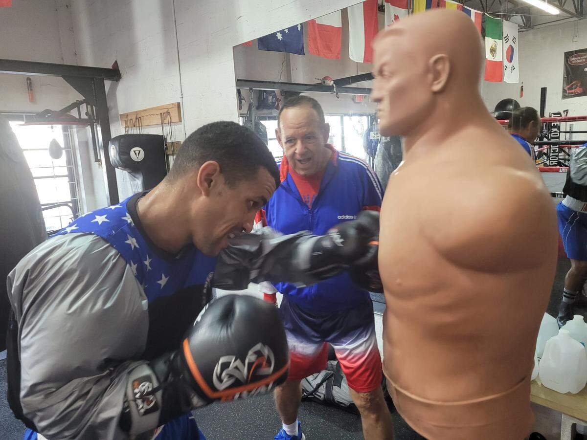 Orestes Velázquez y el profesor Pedro Roque durante una sesión de entrenamiento en Miami.