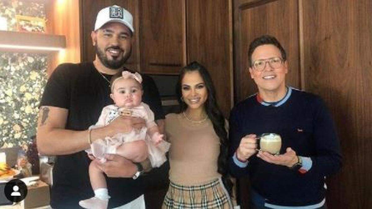 Natti Natasha junto a su esposo Raphy Pina, la pequeña Vida Isabelle y el presentador Raúl González