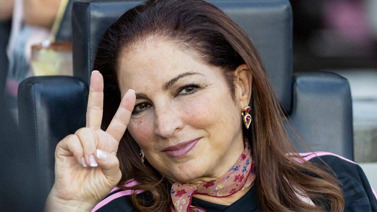 La gran cantante cubanoamericana Gloria Estefan saluda durante un partido de fútbol entre el Inter Miami y Nashville SC, en el DRV PNK Stadium, en Fort Lauderdale, Florida, el miércoles 30 de agosto de 2023.