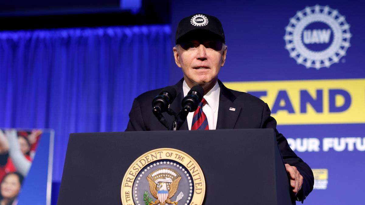 El presidente Joe Biden da un discurso de agradecimiento tras recibir el apoyo de la Unión de Trabajadores Automotrices (UAW, por sus siglas en ingles), en Washington, D.C., el miércoles 24 de enero de 2024. Biden da el discurso usando una gorra del sindicato.