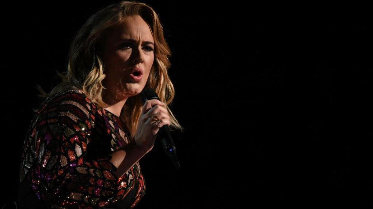 La cantante británica Adele en plena actuación durante la ceremonia de la 59 edición de los Premios Grammy, la noche del domingo 12 de febrero del 2017, en Los Ángeles, California.