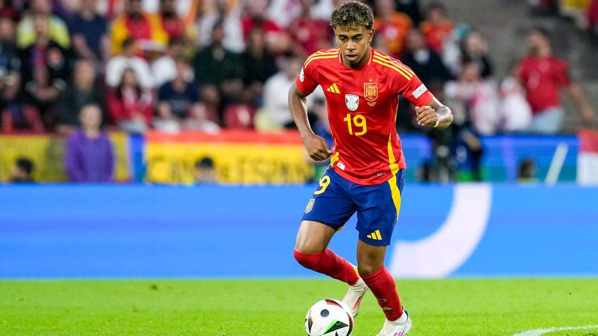 El España-Francia del jueves en las semifinales de la Liga de Naciones incluye un partido paralelo: Lamine Yamal, la joven figura de 17 años de la Roja (en la foto), mide fuerzas con los bleus Ousmane Dembélé y Kylian Mbappé, sus dos grandes rivales por el Balón de Oro.