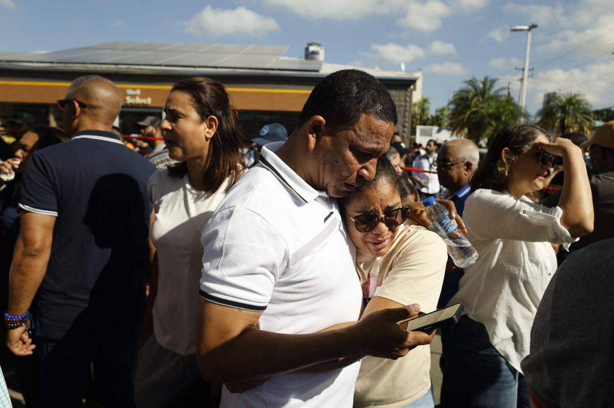 Personas se congregan cerca del lugar del derrumbe del techo de la discoteca Jet Set en Santo Domingo, República Dominicana, el 8 de abril de 2025.