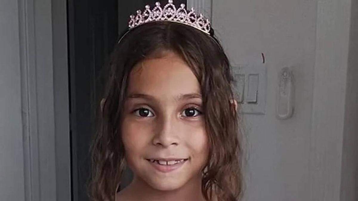 Una niña de siete años, llamada Stephanie, es atropellada afuera de una farmacia de Miami.