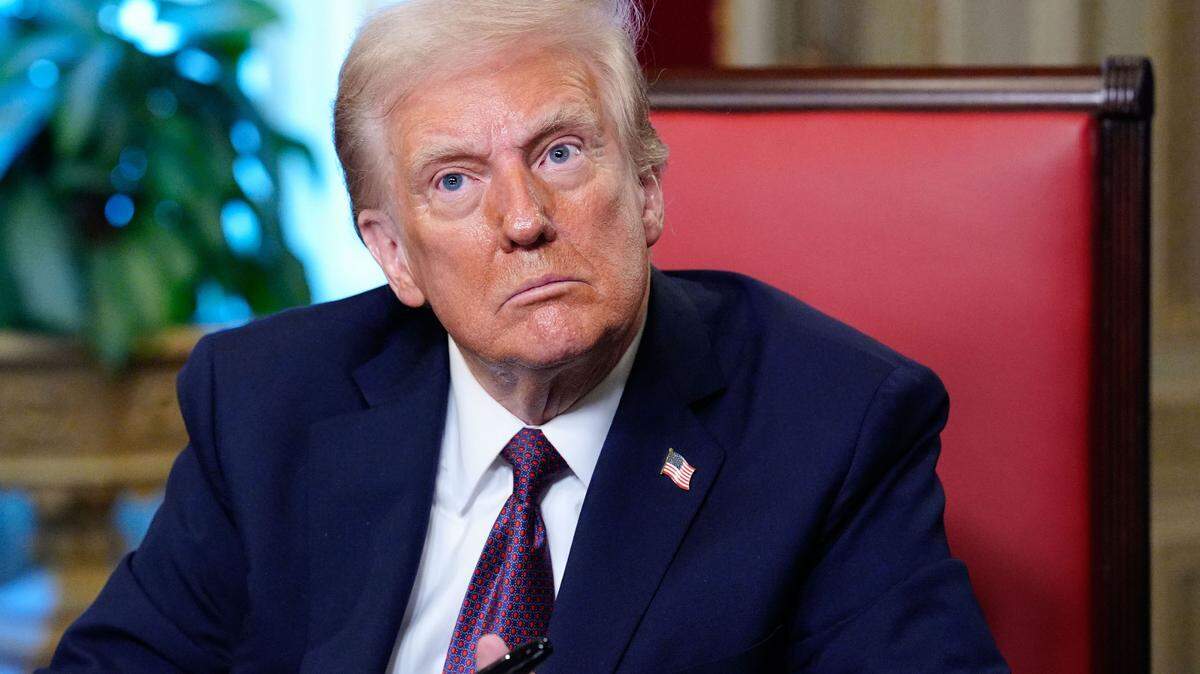  El recién juramentado presidente Donald Trump participa en una ceremonia de firma en la Sala del Presidente tras la 60ª ceremonia de inauguración el 20 de enero de 2025, en el Capitolio de los Estados Unidos en Washington, DC. 