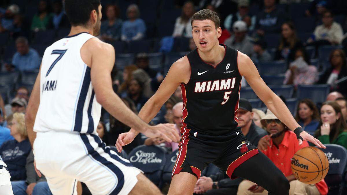 Nikola Jovic (5), delantero de los Miami Heat, dribla mientras Santi Aldama (7), delantero de los Memphis Grizzlies, defiende durante la primera mitad en el FedExForum, el 18 de octubre de 2024; en Memphis, Tennessee, EE. UU.. Crédito obligatorio: Petre Thomas-Imagn Images