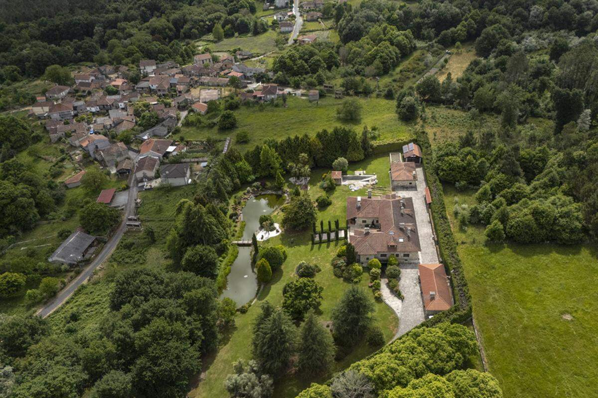 Vista aérea de la vivienda que ha comprado Julio Iglesias en Piñor (Ourense). En Piñor, un pueblo ourensano que apenas sobrepasa el millar de habitantes y que es conocido por su cantidad de fábricas de ataúdes, hay más revuelo de lo habitual porque Julio Iglesias, cantante de fama internacional, ha comprado allí una casa solariega. EFE/ Brais Lorenzo