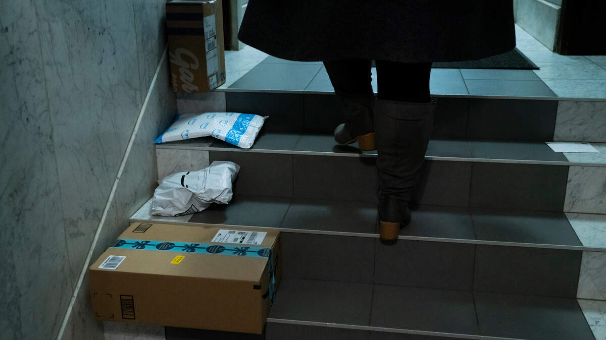 Olivia Zimmermann pasa a un lado de varios paquetes el 19 de diciembre de 2018 a Chicago. Amazon dijo que en esta temporada festiva rompió récords con más artículos ordenados mundialmente.