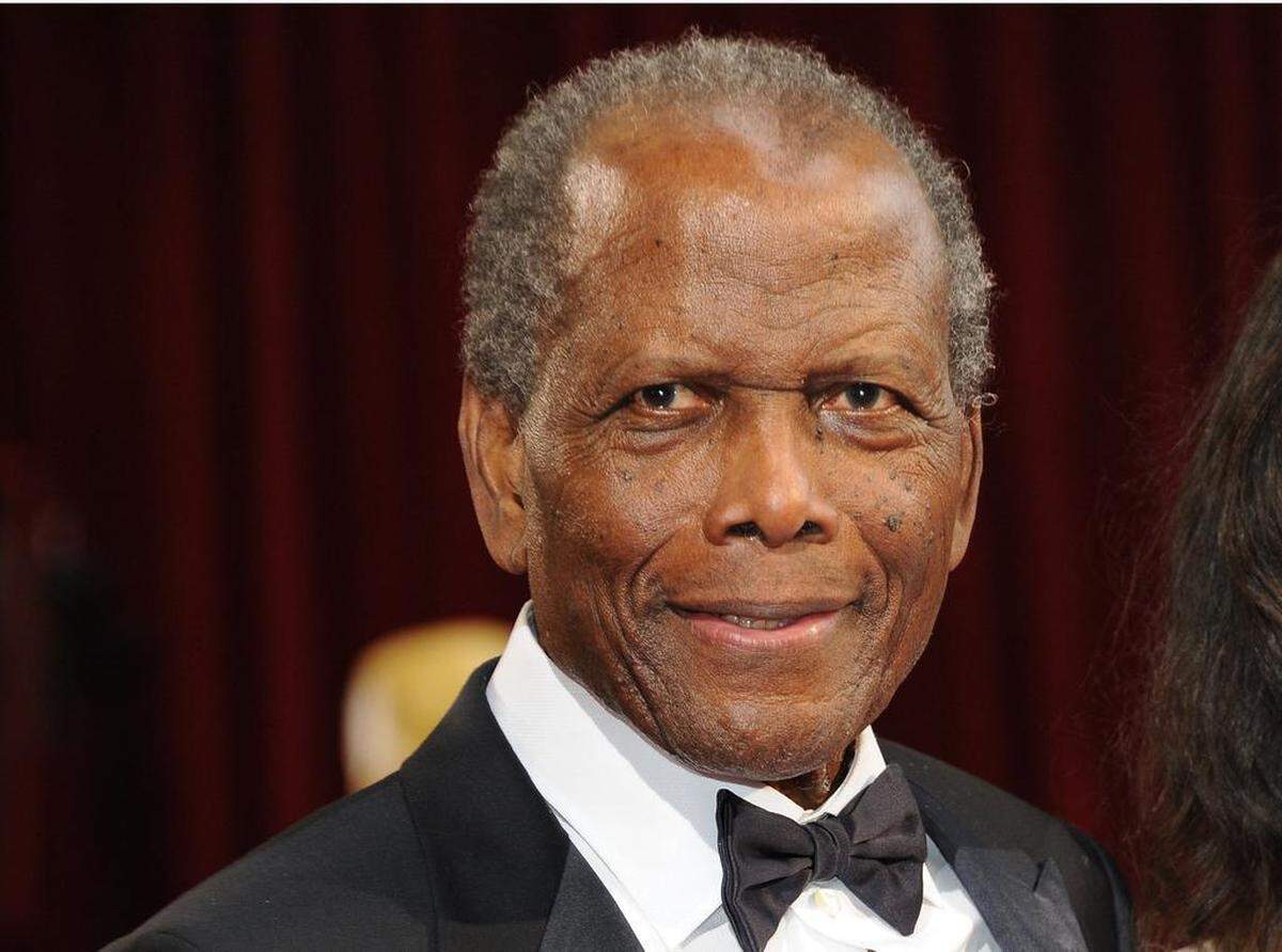 Miami-born actor Sidney Poitier arrives on the red carpet for the 86th Academy Awards in 2014 in Hollywood, California.