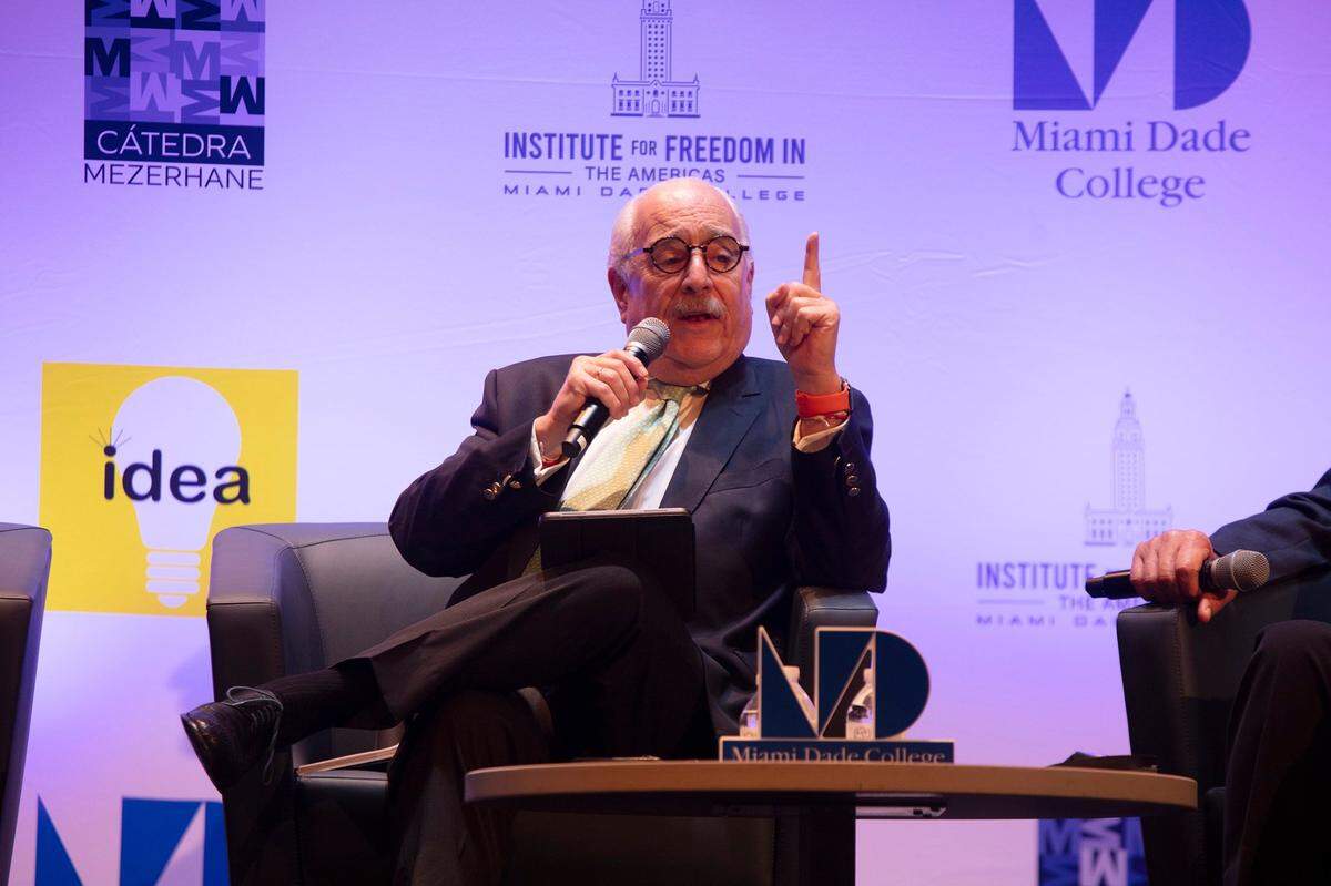Andrés Pastrana, expresidente de Colombia, habla durante el IX Diálogo Presidencial Democracia, Ciudadanía, Migración y Venezuela 2024 Panel de líderes globales en el Miami Dade College Wolfson Campus en Miami el jueves 17 de octubre de 2024.