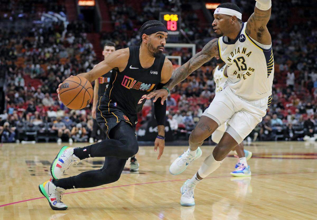 El escolta del Heat Gabe Vincent entra al aro ante la marca de Torrey Craig, de los Pacers de Indiana, en el partido celebrado el 21 de diciembre de 2021 en el FTX Arena en Miami.