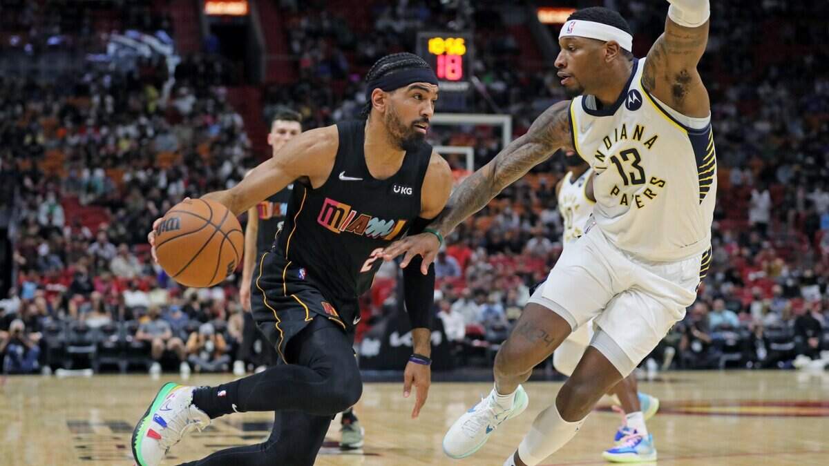 El escolta del Heat Gabe Vincent entra al aro ante la marca de Torrey Craig, de los Pacers de Indiana, en el partido celebrado el 21 de diciembre de 2021 en el FTX Arena en Miami.