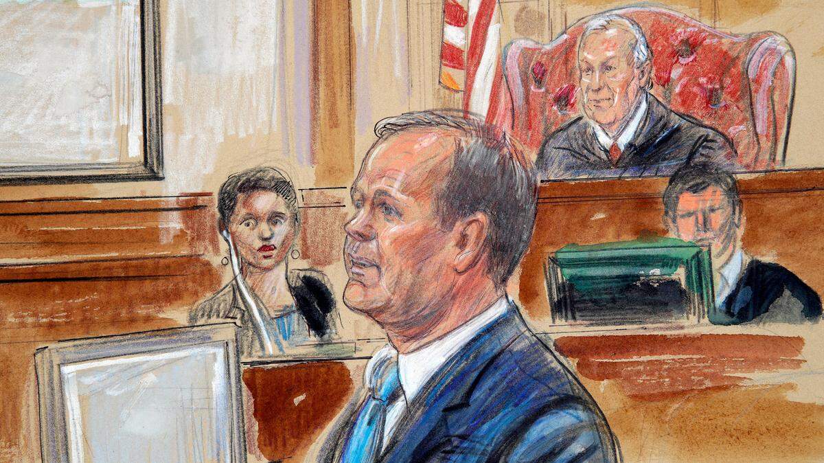 Boceto que  muestra a Rick Gates (dcha.) testificando durante el juicio a Paul Manafort. Preside el juez T.S. Ellis III presides (arriba a la dcha.)