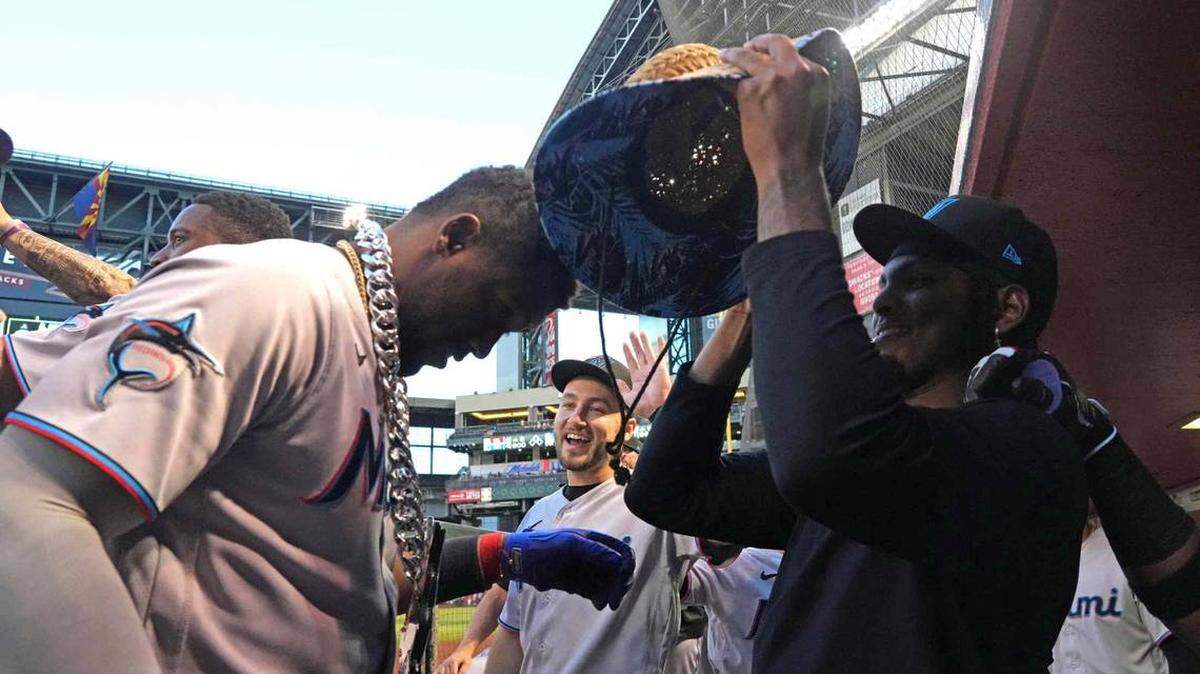 El bateador designado de los Marlins, Jorge Soler, celebra con sus compañeros de equipo después de batear un jonrón de tres carreras en la segunda entrada contra los Diamondbacks de Arizona, el martes 9 de mayo de 2023.