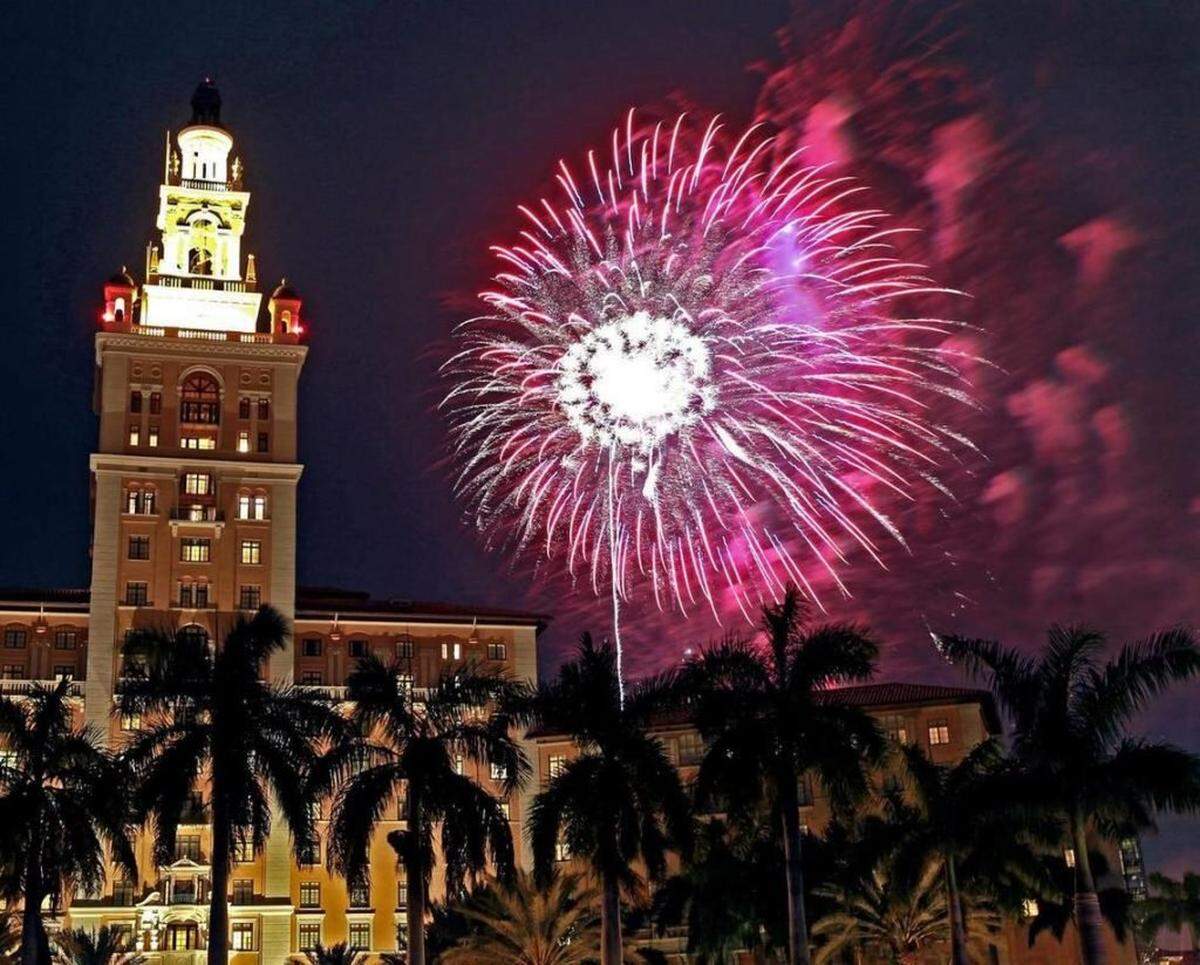 Los tradicionales fuegos artificiales el Hotel Biltmore de Coral Gables comenzarán a las 9 p.m. La entrada es gratuita.&nbsp;