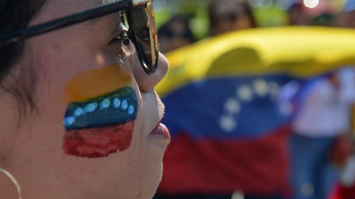 Gianna Reyes, de Stuart, participa en una protesta por los resultados de las elecciones en Venezuela, expresando su apoyo a María Corina y la esperanza de obtener apoyo internacional.