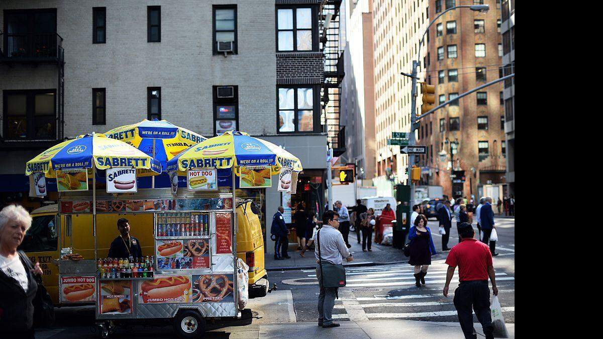 Muchos de los comerciantes detrás de la barra son inmigrantes de países centroamericanos o de Europa del este. AFP-Getty Images