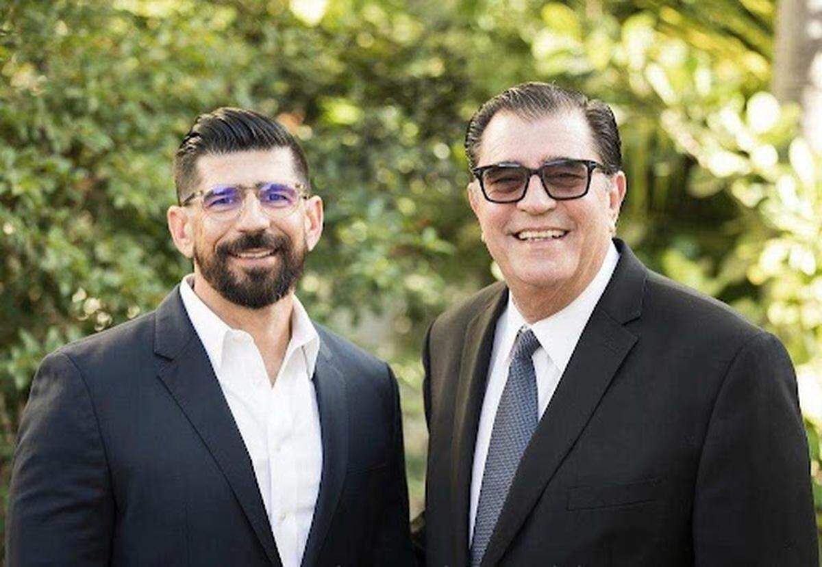 Tony Rivas Jr. y Tony Rivas Sr. dirigen la compañía Chifles, con sede en Miami, que ofrece ahora snacks con sabor latino en los aviones de la aerolínea JetBlue.