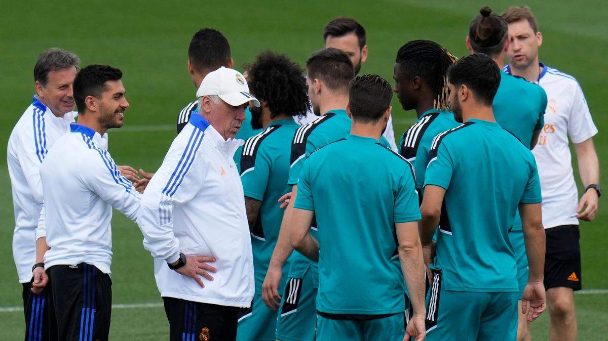 El entrenador del Real Madrid Carlo Ancelotti, saluda a los jugadores durante la sesión de entrenamiento abierta a la prensa antes de la final de la Liga de Campeones el sábado en París, el martes 24 de mayo del 2022 en la capital española.