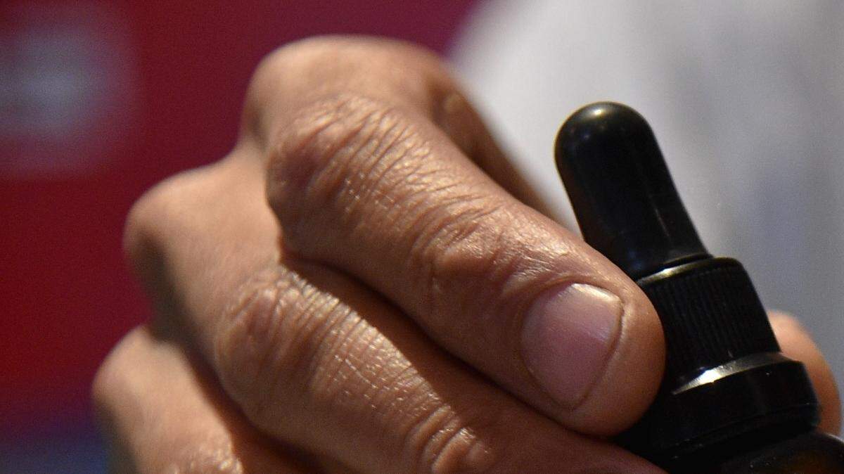 Un hombre muestra un producto de cannabis para uso terapéutico en una feria de productos y derivados de la marihuana para uso medicinal en Bogotá, Colombia, el 22 de diciembre de 2015.