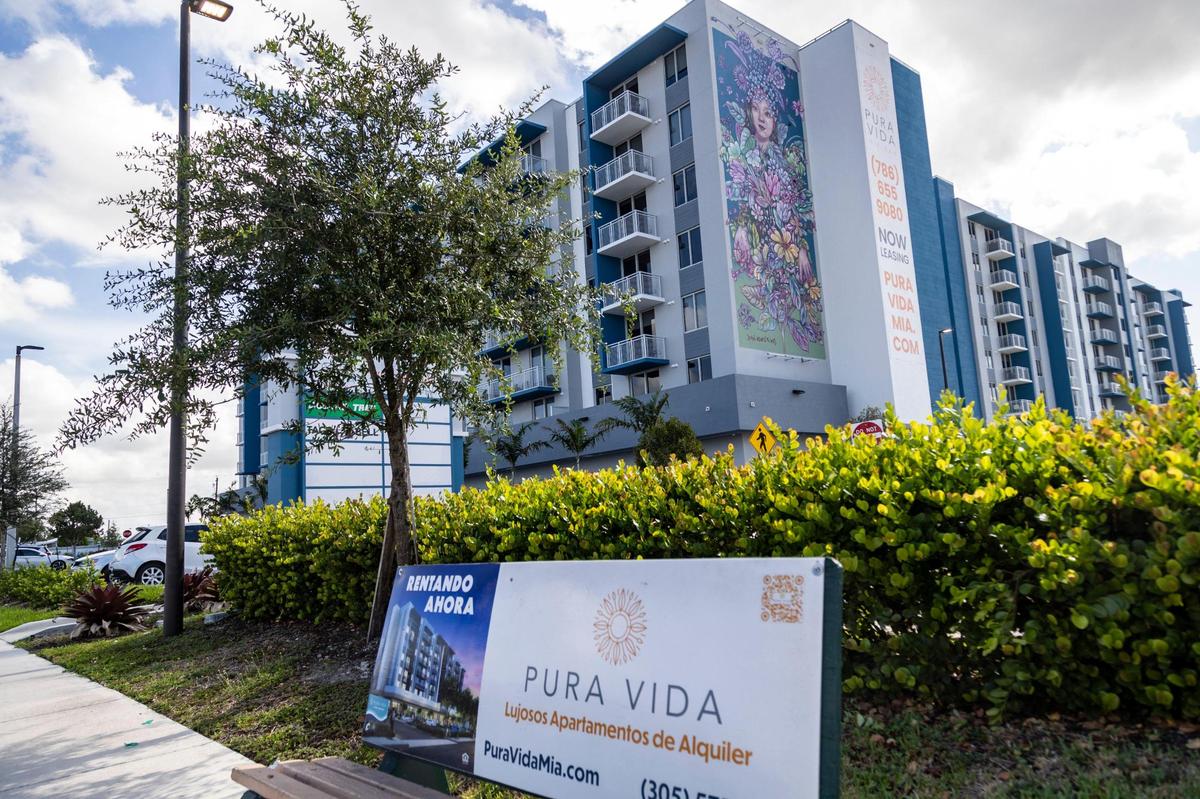 Fachada del complejo urbanístico de Pura Vida, ubicado en 3051 W 16th Avenue, Hialeah. 14 de julio 2022