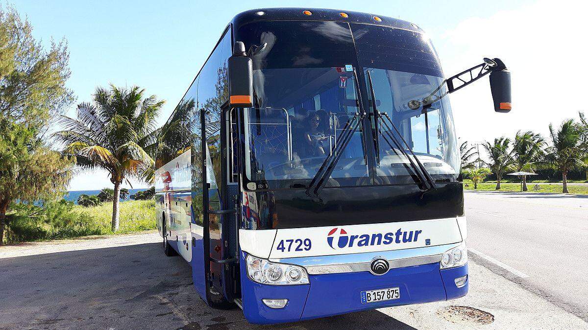 Imagen de archivo de un ómnibus de la empresa estatal cubana Transtur, dedicada a la transportación de turistas en la isla.