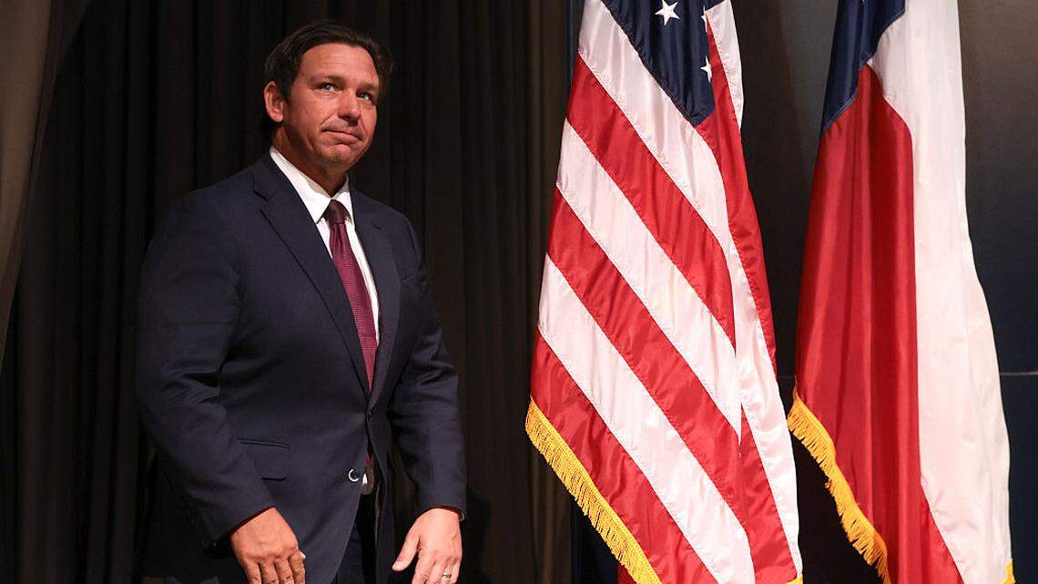 En vez de llamar una sesión especial para aprobar nuevos mapas electorales en Florida, el gobernador Ron DeSantis y la Legislatura deben enfocarse en reducir los costos y mejorar las condiciones de vida de los residentes del estado, escribe Ana Sofía Peláez, directora ejecutiva del Miami Freedom Project. En la foto, DeSantis asiste a un encuentro con empresarios el 7 de abril de 2026, en Miami.