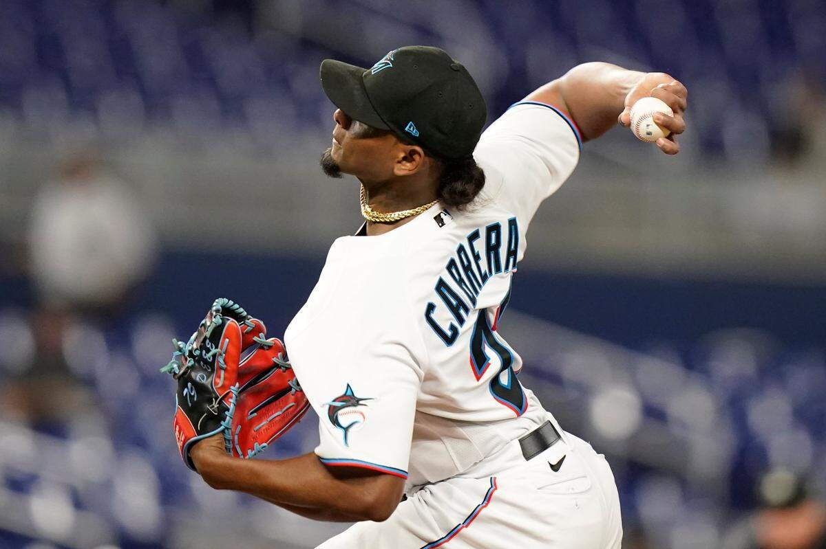 El abridor de los Marlins Edward Cabrera lanza en el primer inning del partido ante los Cachorros de Chicago, celebrado el 19 de septiembre de 2022 en Miami.