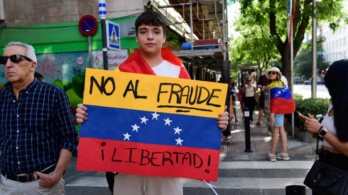 A Venezuelan youth participates in a protest against the alleged fraud committed in the presidential elections of Venezuela, on Tuesday, July 30, 2024, in Madrid.