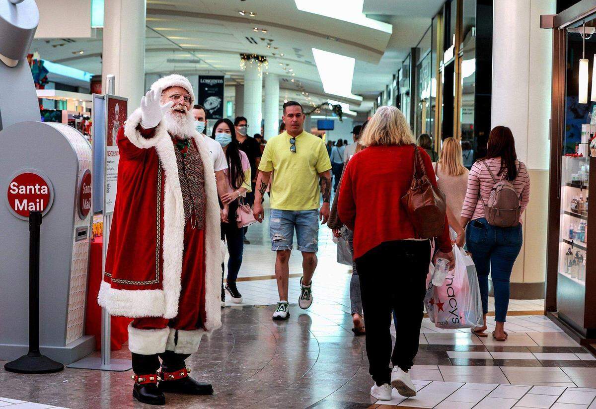 Santa Claus saluda a los compradores en el Dadeland Mall mientras aprovechan las ofertas del Black Friday el viernes 26 de noviembre de 2021.